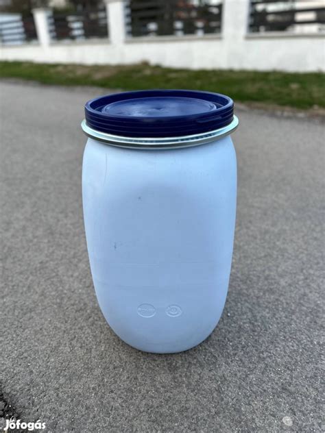 Kész cefre egy műanyag hordóban, kotyogóval