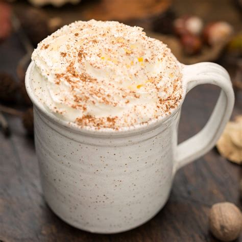 Illusztráció: Két bögre gőzölgő vajsör tejszínhabbal