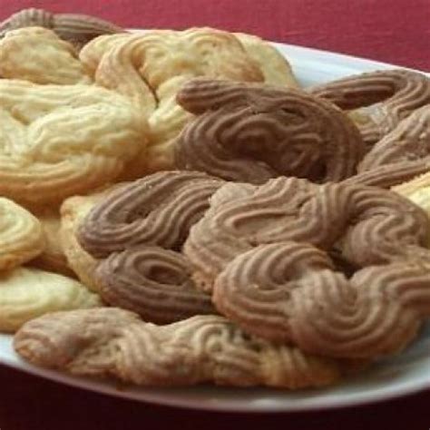 Különböző mártogatósokkal tálalt kekszek