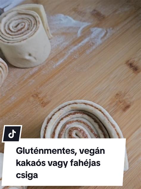 Nyújtófával nyújtott tészta sütőpapíron