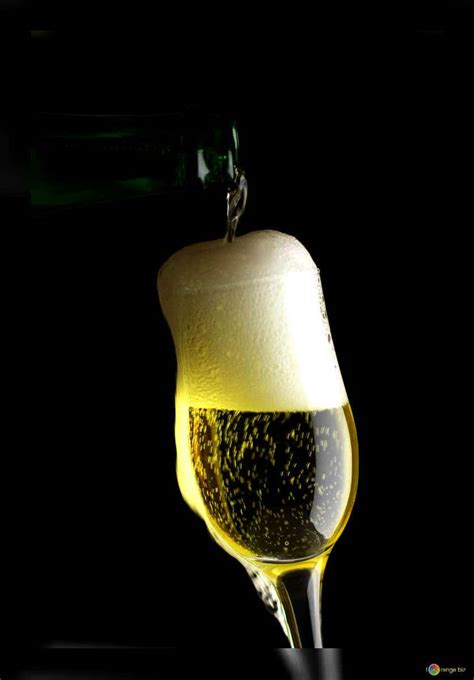 Félszáraz pezsgő pohárban