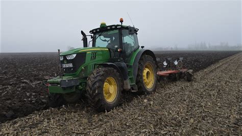 Traktor mélyszántás közben