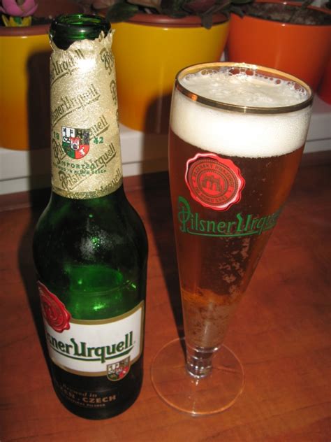 Pohárban csordultig telt Pilsner sör gazdag habkoronával