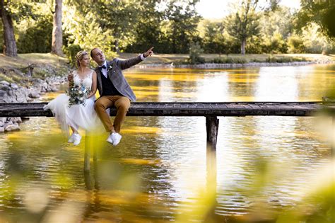 Esküvői pár poháremeléssel