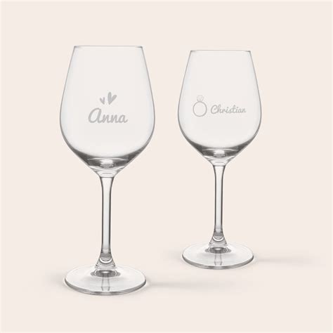 Különböző stílusú gravírozott borospoharak