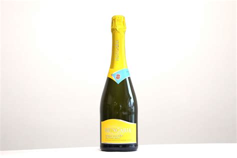 Hungaria pezsgős üvegek sorban