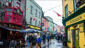 Írországi város utca élelmiszerboltokkal