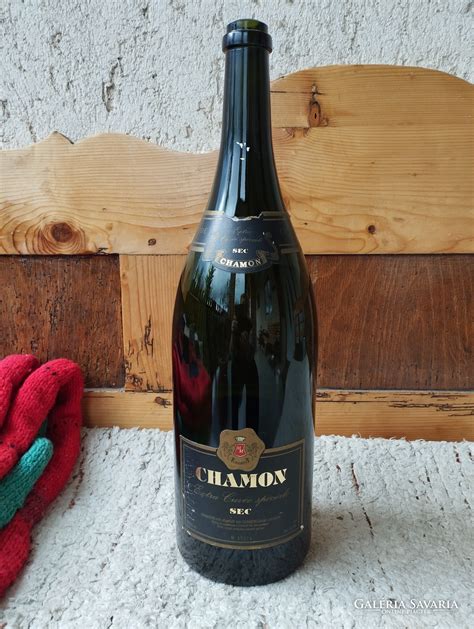 Pezsgős üveg címkével