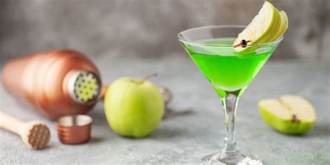 Különböző színű és állagú koktélok, köztük egy zöld színű Melon Martini