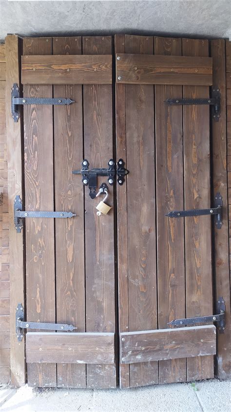 Hagyományos pinceajtó