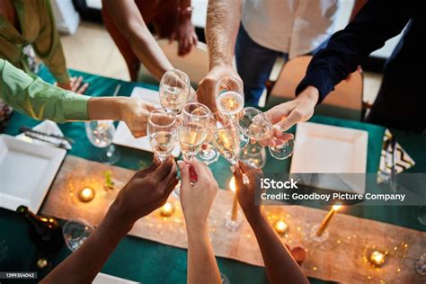 Fiatalok koccintanak borospoharakkal egy rendezvényen