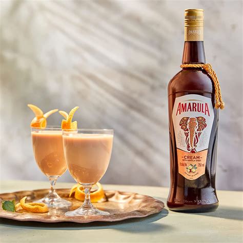 Egy pohár Amarula krémlikőr jéggel, marula gyümölcsökkel díszítve