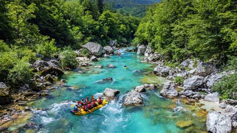 Smaragd zöld Soca folyó Bovec-ben