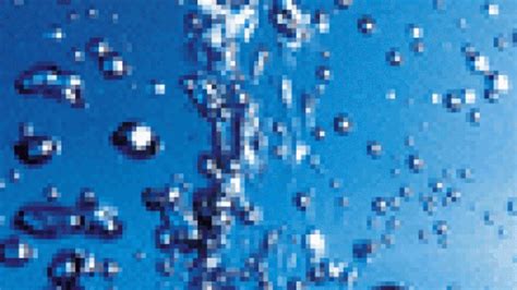 Közeli kép egy buborékos kovászról egy üvegben