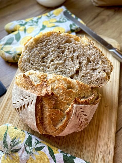 Kész kovászos kenyér felszeletelve, látható a bélzettel