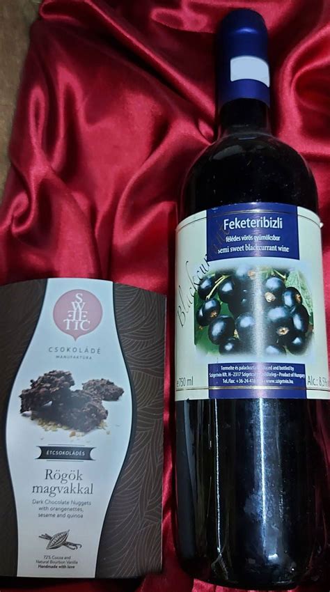 Üvegekbe töltött feketeribizli bor