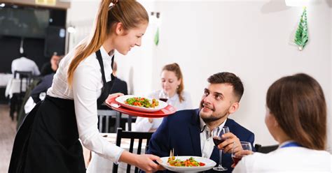 Mosolygó pincér és vendégek