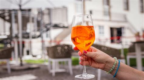 Campari üveg és friss narancsok