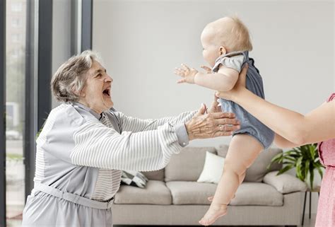idős emberek tanulnak egyetemen