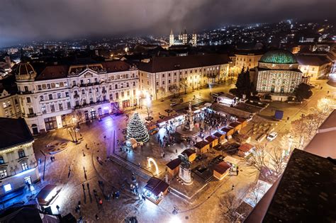 Pécs város látképe a Mecsekkel