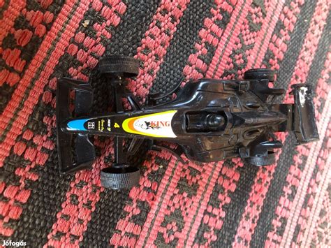Régi műanyag F1-es játékautó