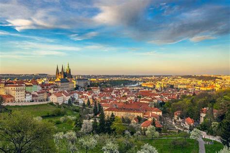 Prágai sörkert kilátással