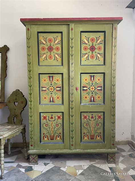 Pezsgő metál akrilfestékkel festett bútor részletek