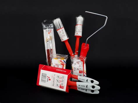 Különböző ecsetek és egy henger