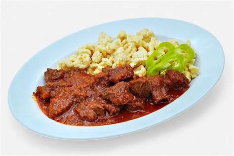 Marhapörkölt tálalva galuskával és tejföllel