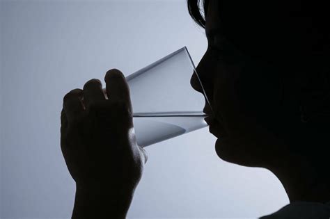 Egy ember, aki vizet iszik egy buli után