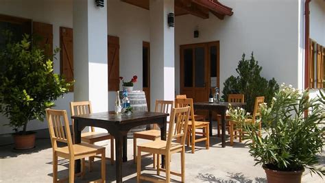 A Beck Pince modern épülete és udvara