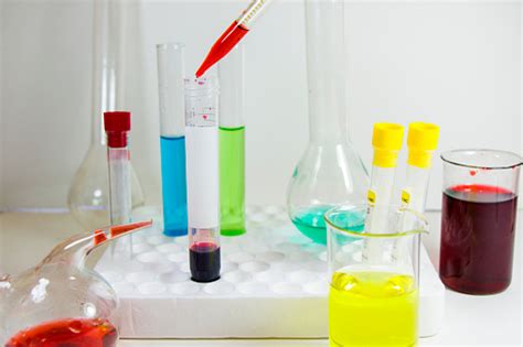 laboratóriumi üvegáruk és kémiai folyadékok