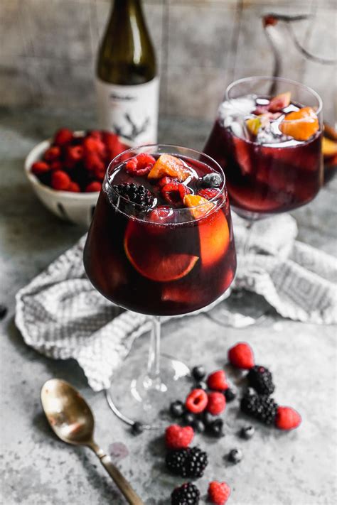 Sangria kancsóban gyümölcsökkel