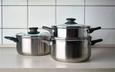 különböző alaplevekkel teli edények