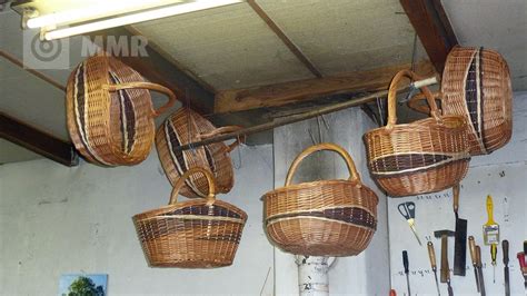 Különböző gyümölcsökkel teli kosarak a szüret idején