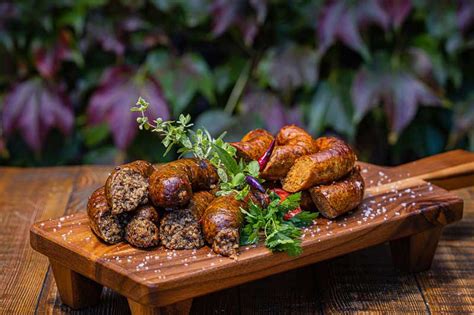 Disznótoros ételek látványos tálalása