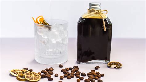 kávébabok és egy pohár kávélikőr