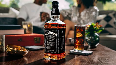 Jack Daniel's whisky és napszemüveg együtt