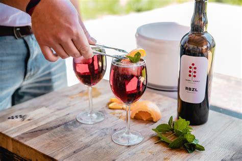 Fröccs készítése nyári napon