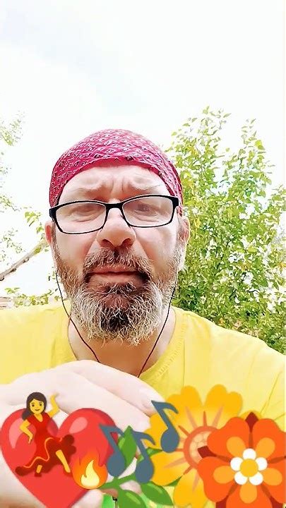 Egy férfi mosolyogva ül egy bárban, körülötte pozitív hangulat