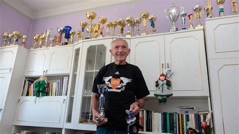 Jusztin Ferenc érmeket és kupákat mutat