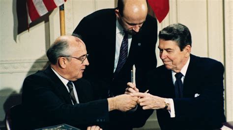 Mihail Gorbacsov és Ronald Reagan tárgyal