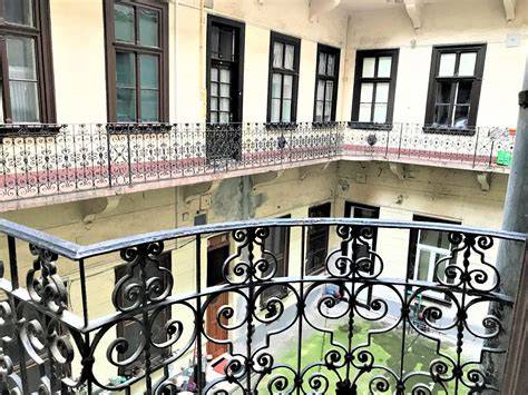 historizáló részletek a József körúti házban