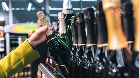 Pezsgő palackok érlelődnek pincében