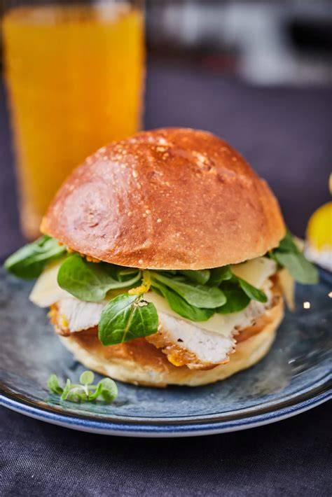 Narancsos chutney-val készült sörburger