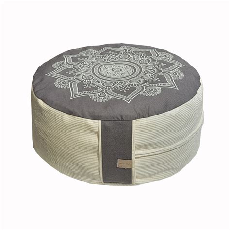 Egy jóga matrac és meditációs párna egy csendes szobában