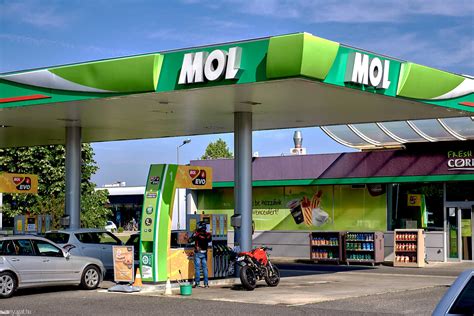 Modern benzinkút