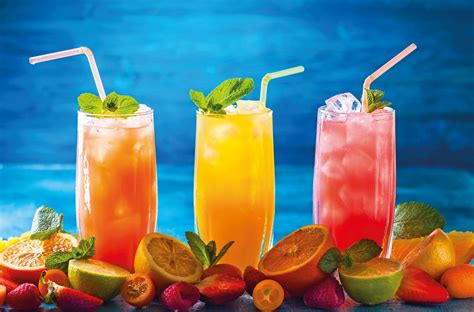 Különböző koktélok poharakban