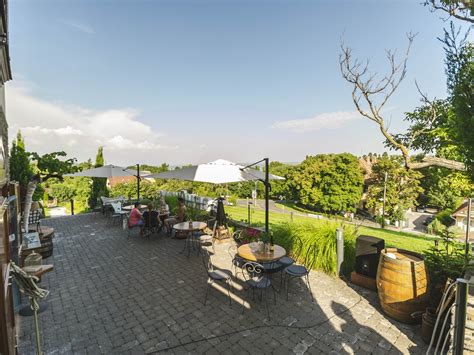 Az Istvándy Borműhely terasza balatoni panorámával