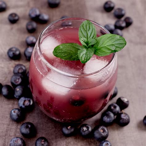 Friss áfonyás koktél a pulton